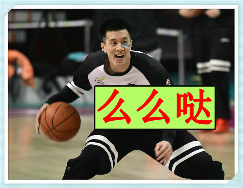 江西队球迷高呼口号，鼓励球员奋力拼搏