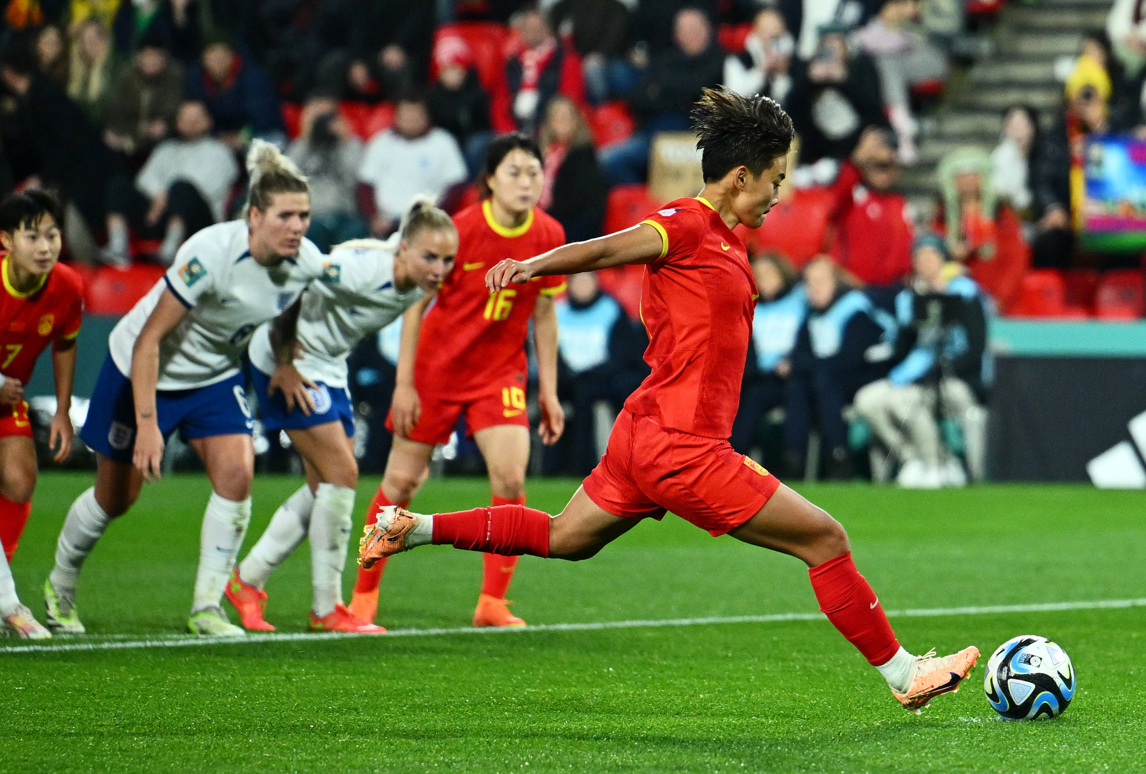 最新足球赛况：女足比赛中的惊险一幕！的简单介绍