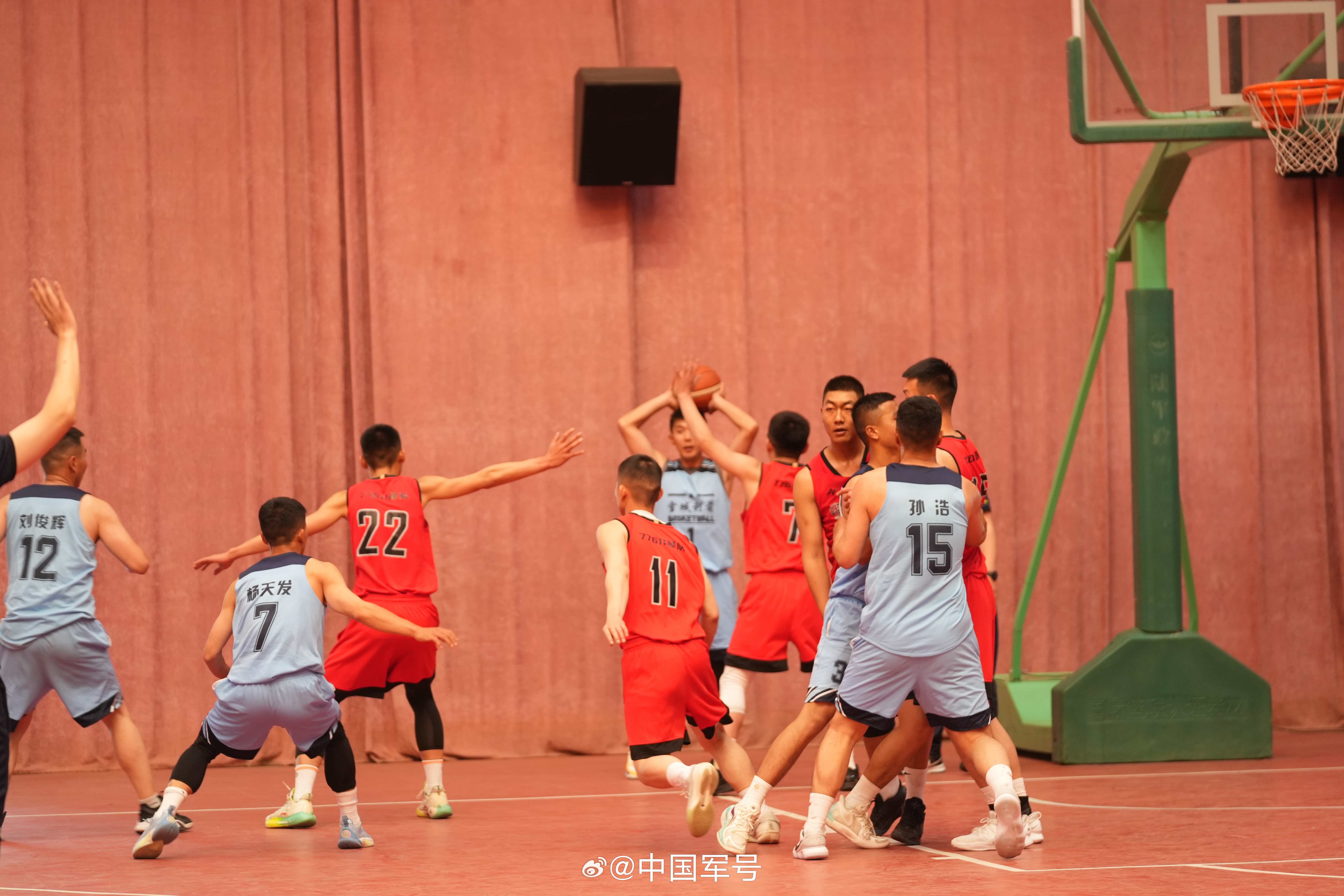 角逐风云！篮球比赛队伍对决