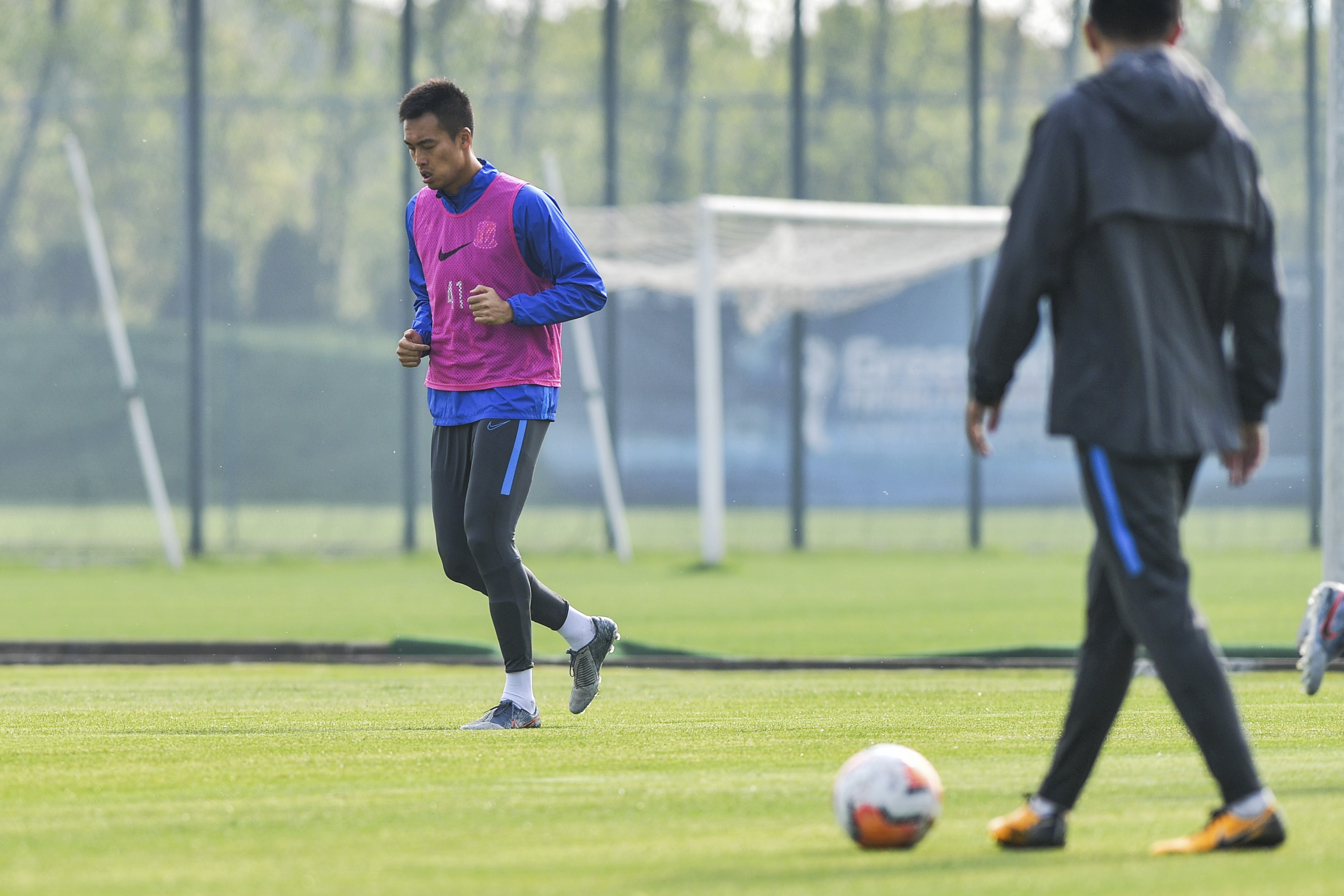 包含柏林赫塔球员接受训练，力争保持良好状态的词条