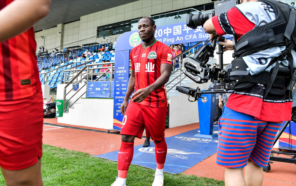 关于大连人客场战平重庆当代，全取一分的信息