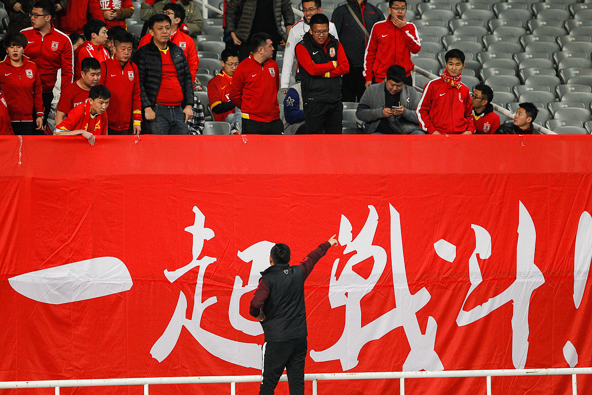 对阵实力悬殊的对手，某队勇夺胜利