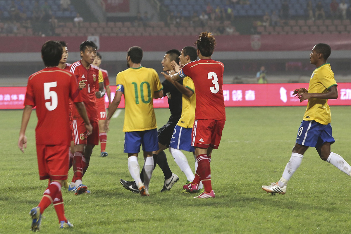 足球比赛精彩对决，球员拼尽全力争取胜利的简单介绍