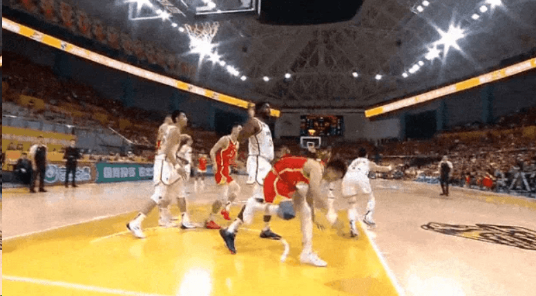 职业球员在比赛中受伤，引发球迷关注