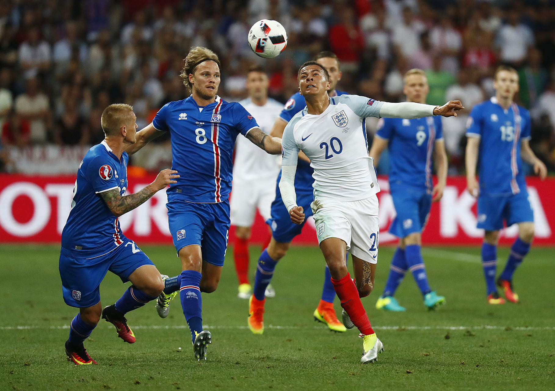 英格兰战胜冰岛，赢得关键晋级之战