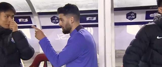 教练们精心制定战术，希望取得胜利