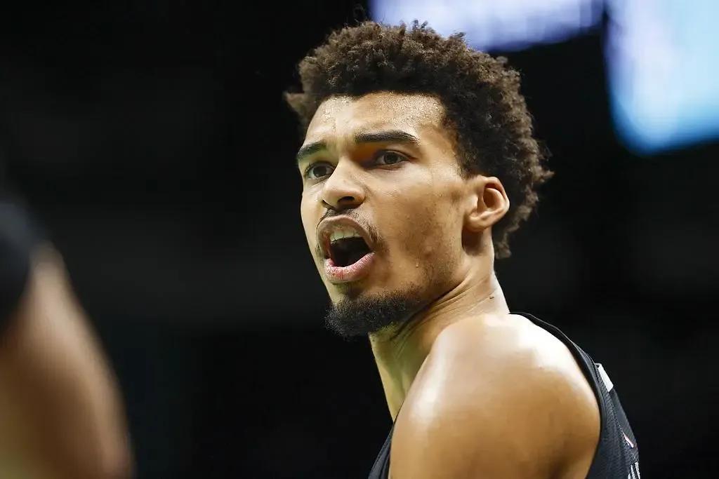 鹈鹕惨遭马刺绝杀，客场惜败遭遇连败的简单介绍