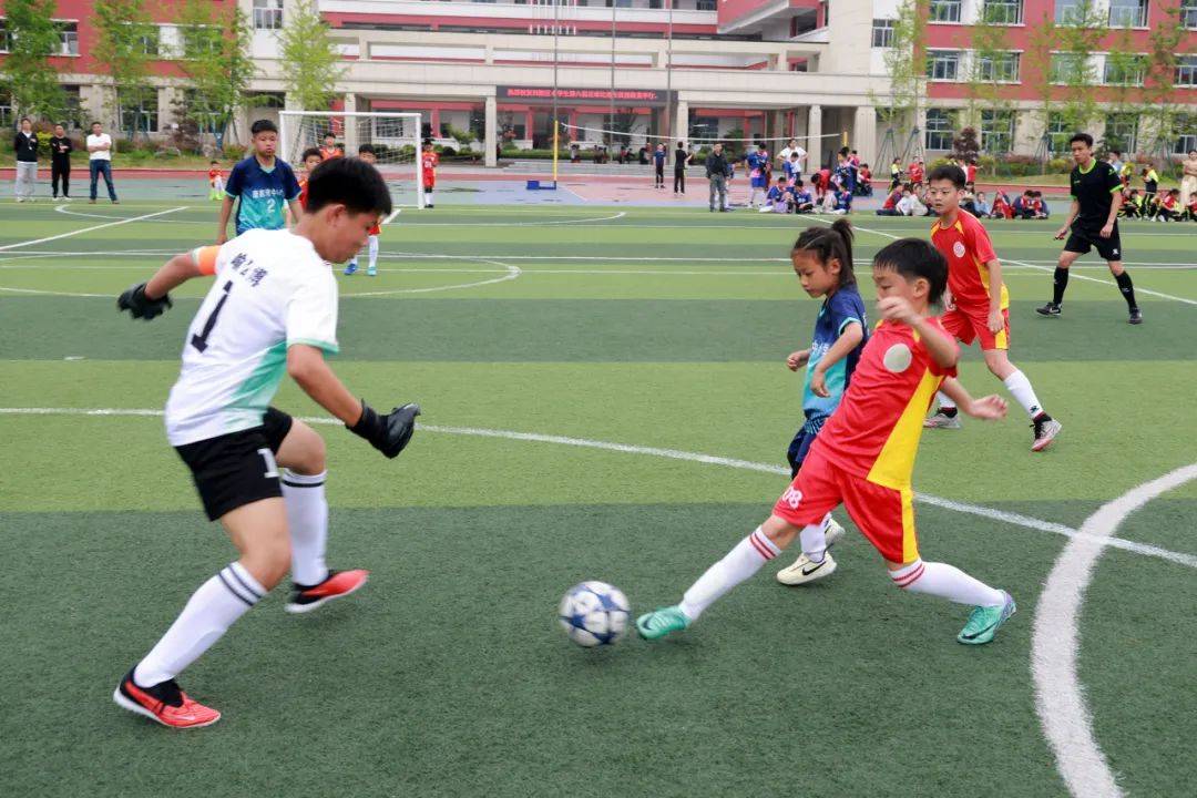 包含盛夏足球联赛打响，球员们斗志昂扬的词条