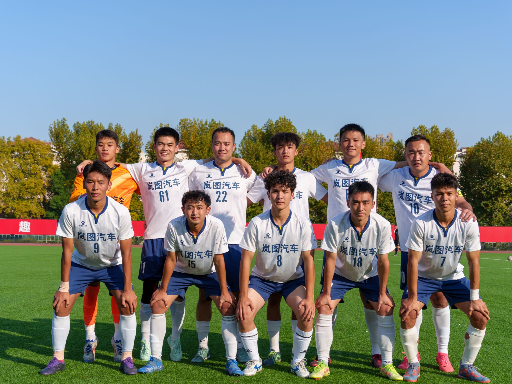 包含盛夏足球联赛打响，球员们斗志昂扬的词条