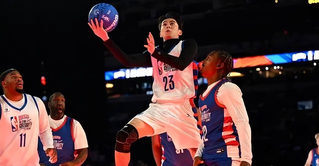 专业球员在国际篮球比赛中表现出色