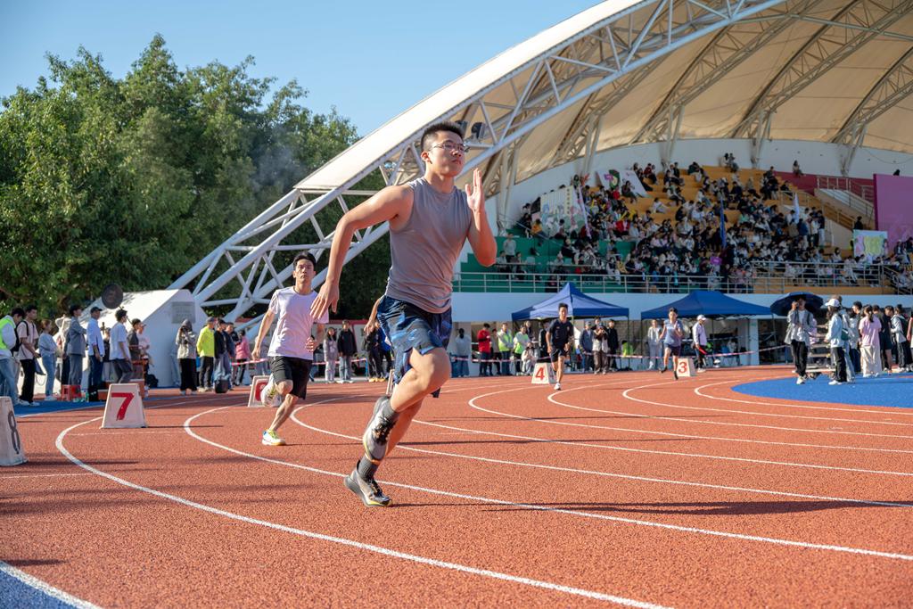田径赛场上对决蓄势待发，选手争先恐后