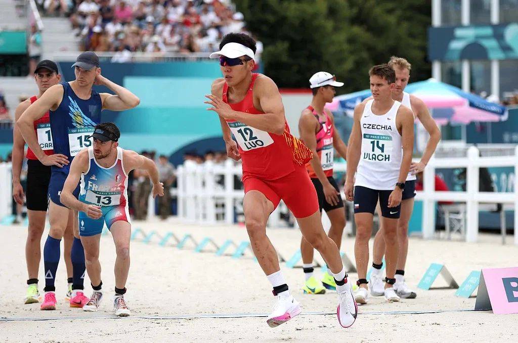 田径赛场上对决蓄势待发，选手争先恐后