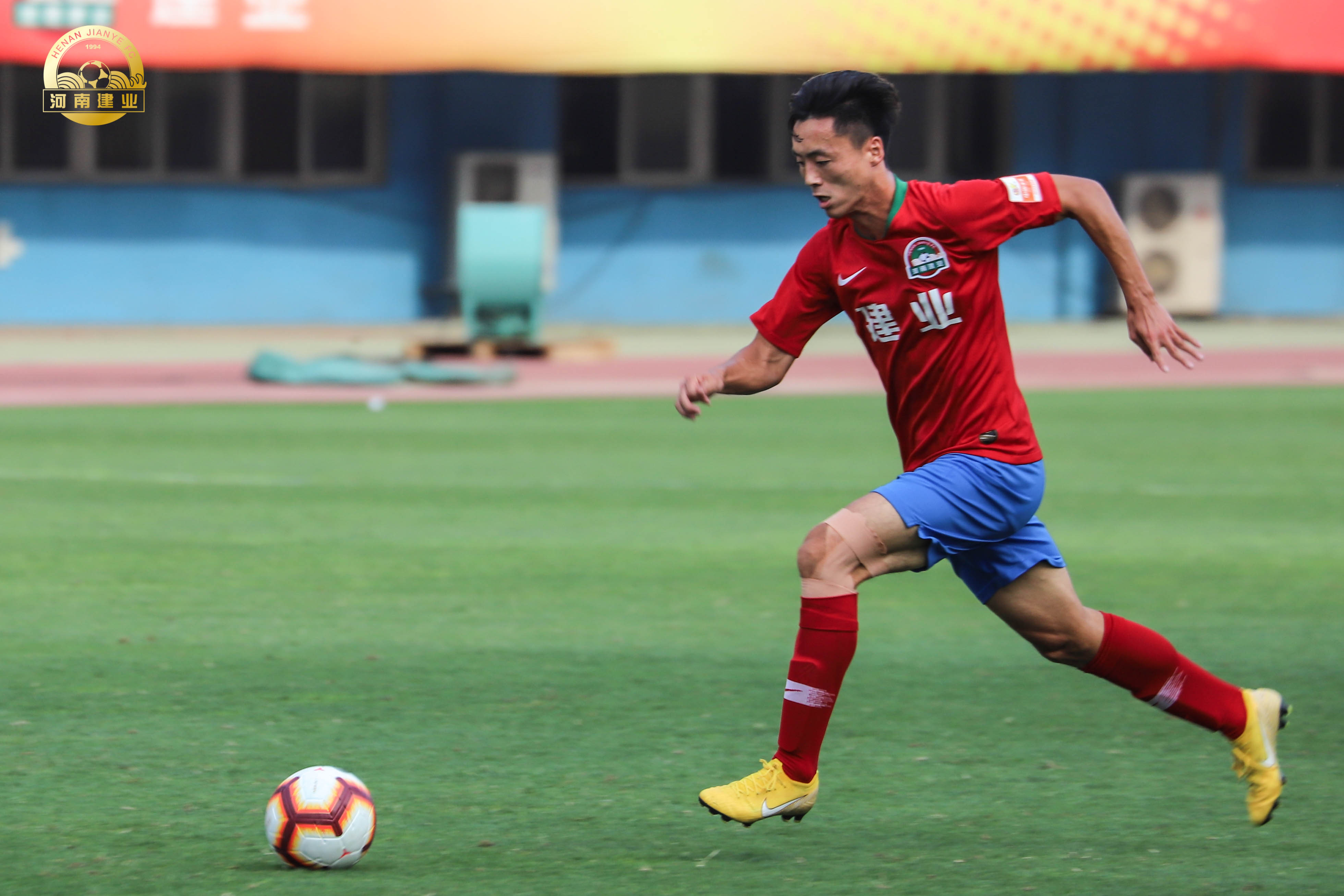 骏豪客场大胜建业，提升排名