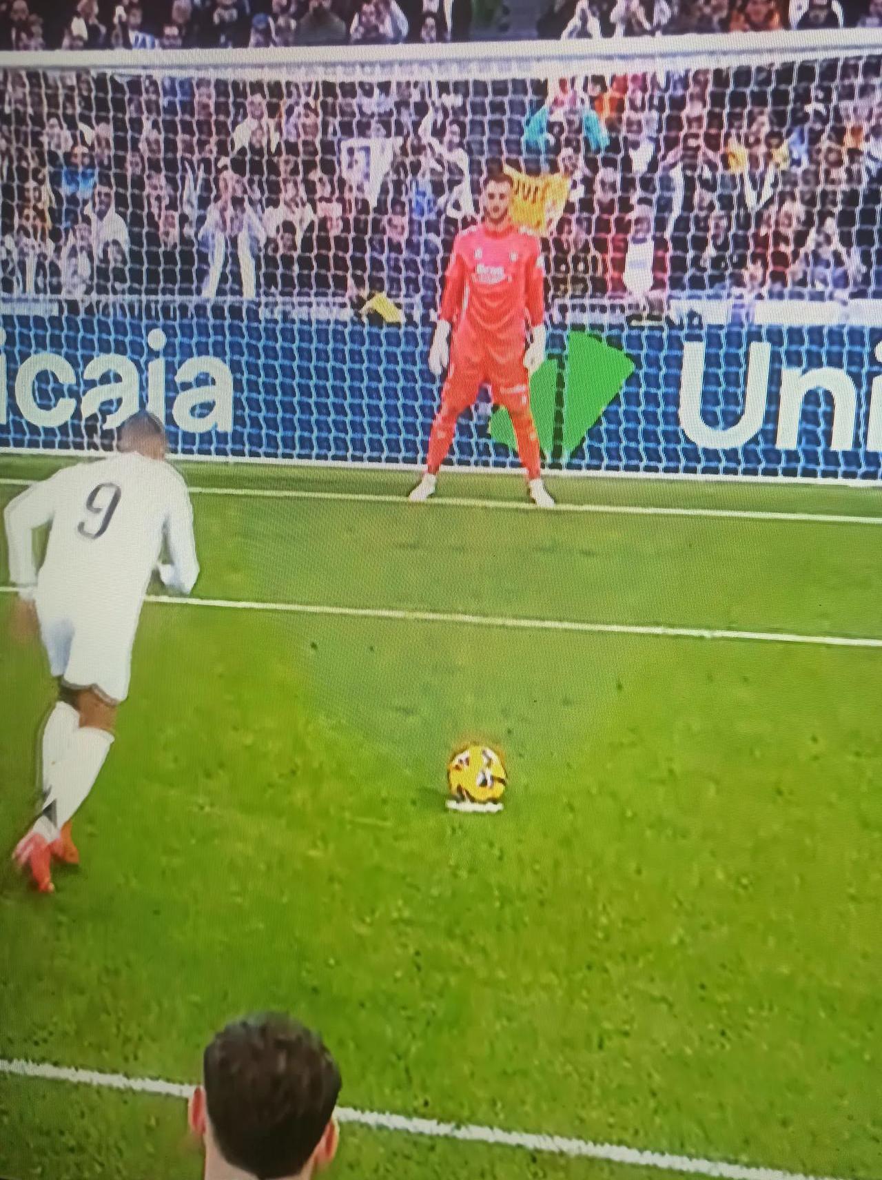 皇马主场大胜里昂，本泽马梅开二度