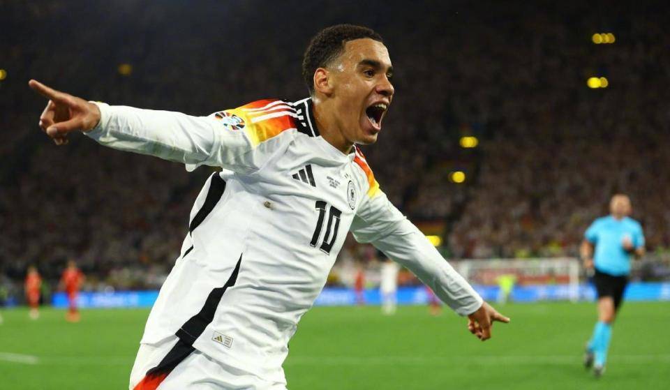 关于荷兰国家队成功挺进欧洲杯半决赛，战绩斐然的信息