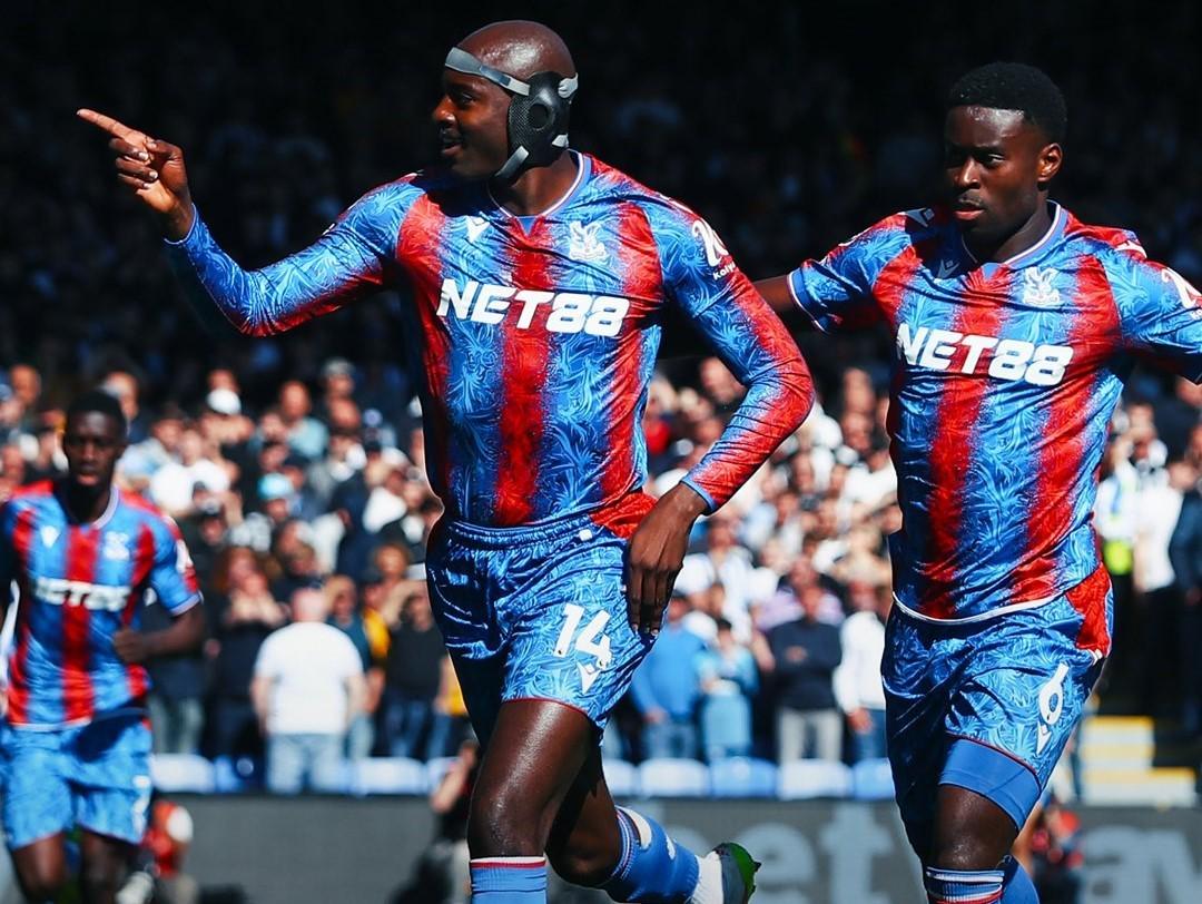 包含水晶宫客场逼平对手，保持不败纪录的词条