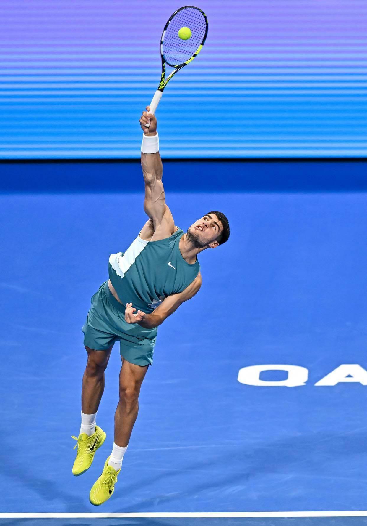 羽毛球选手高难度动作，低调表现