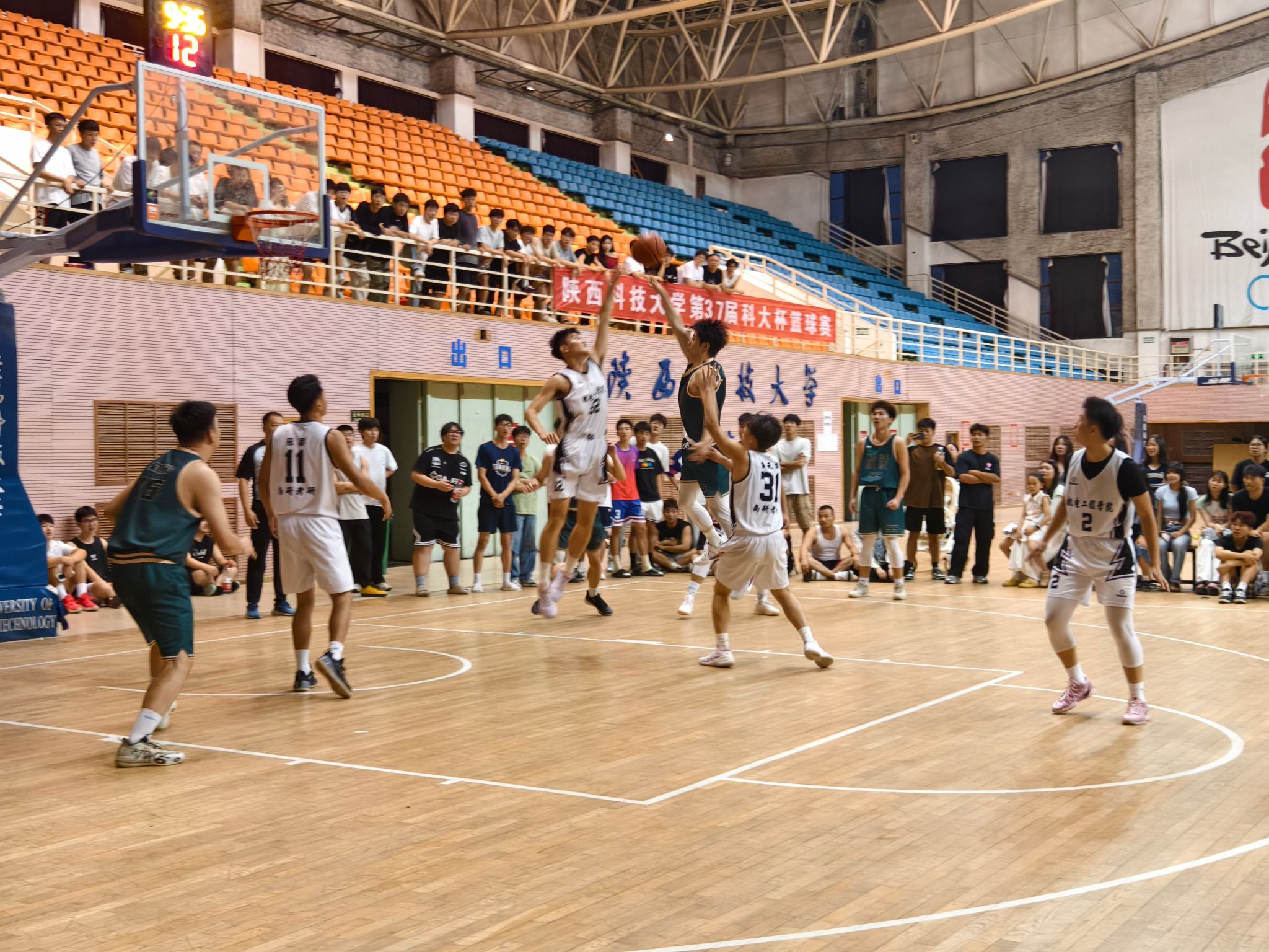 篮球赛场上风云变幻，球队实力竞争激烈