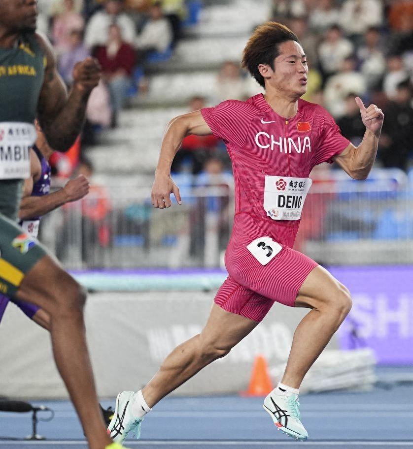 田径比赛选手实力强劲，冲刺前行