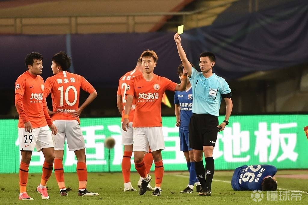 场外成绩发布会顺利进行，足球界各方关注