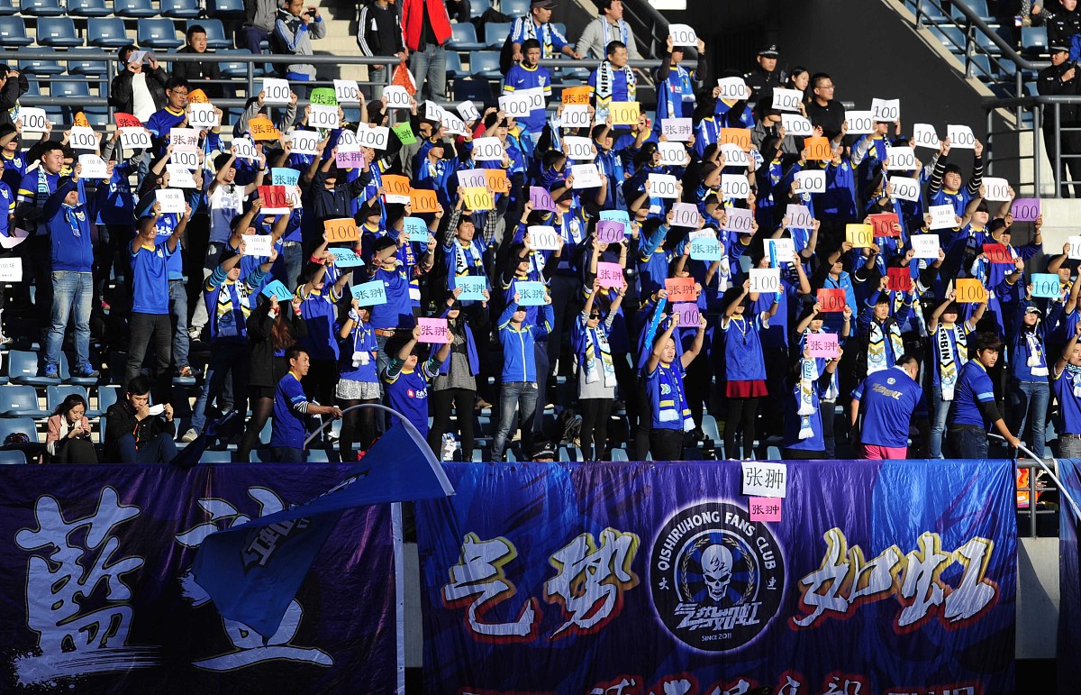 球场上壮观较量，胜负悬念重重