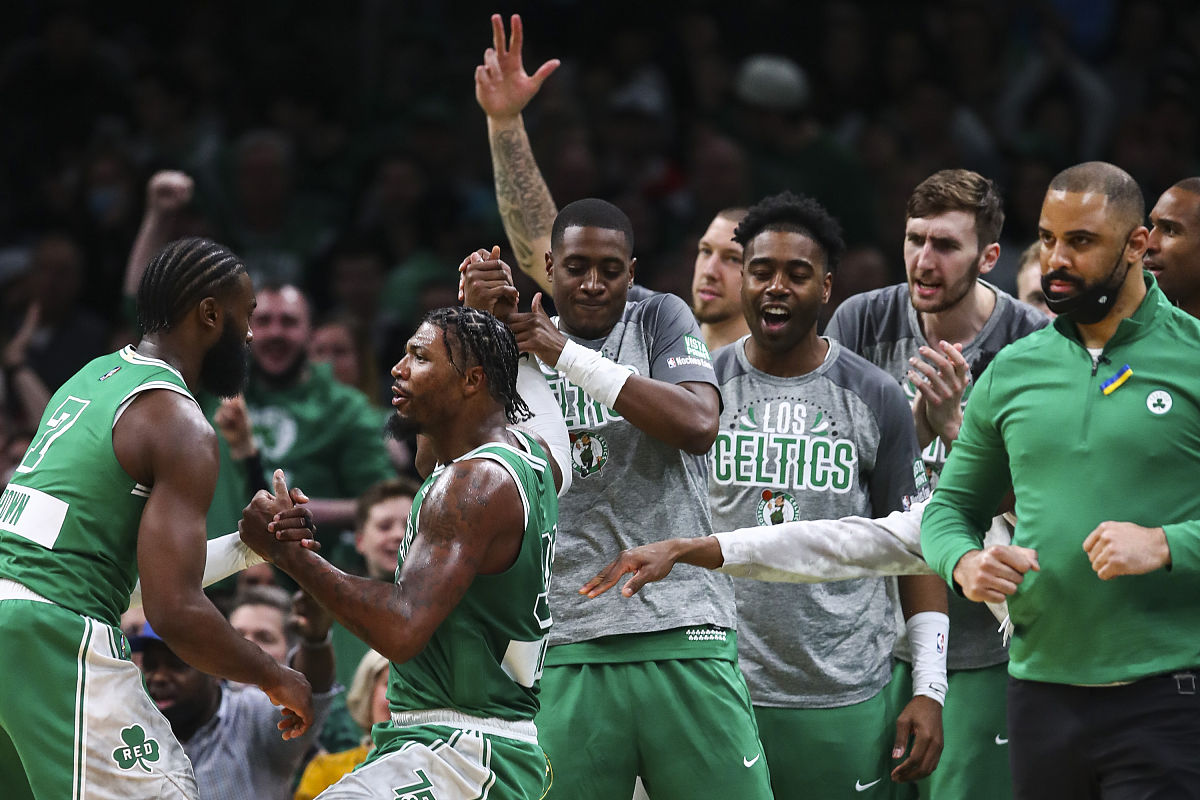 球场上壮观较量，胜负悬念重重