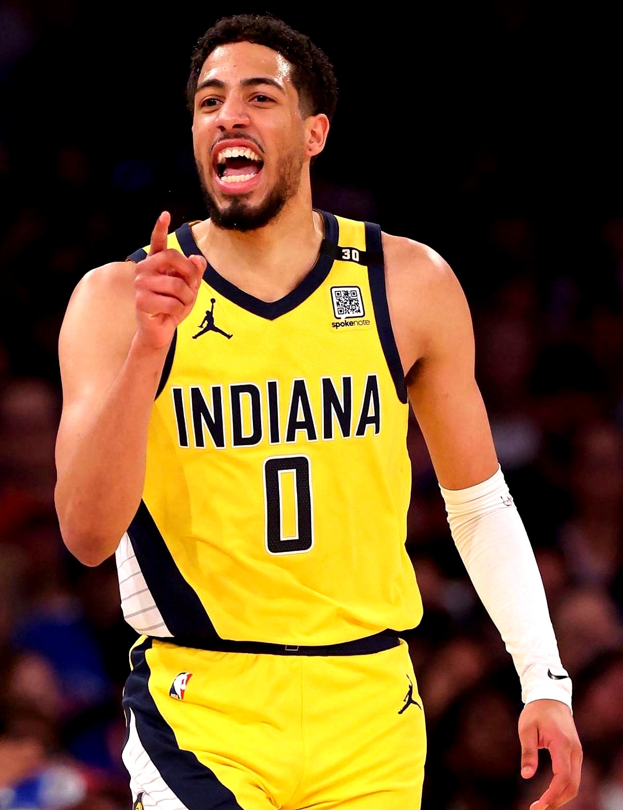 包含步行者实现胜利，后卫发挥出色的词条