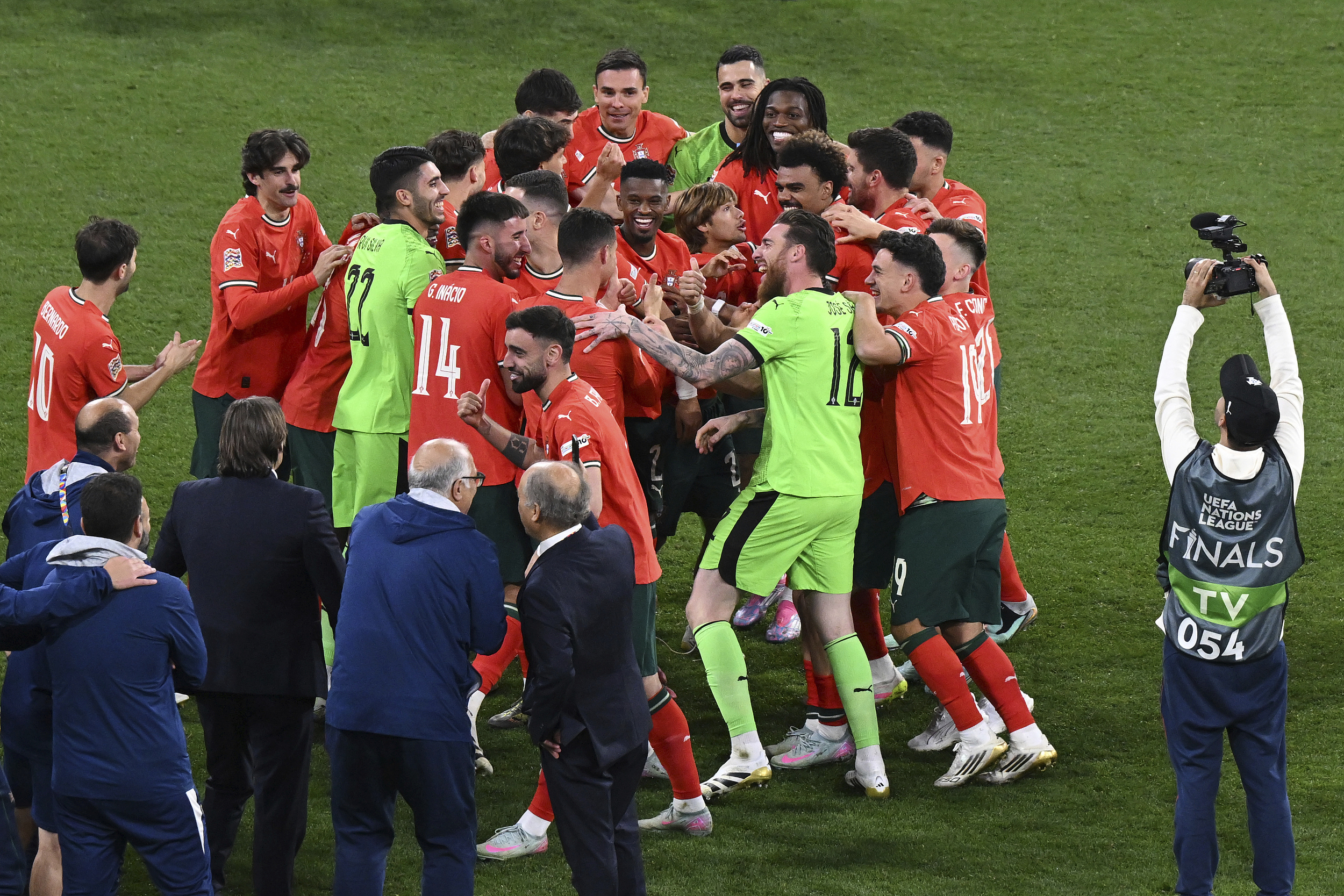 欧国联决赛颁奖仪式设计曝光，吸睛奖杯成亮点