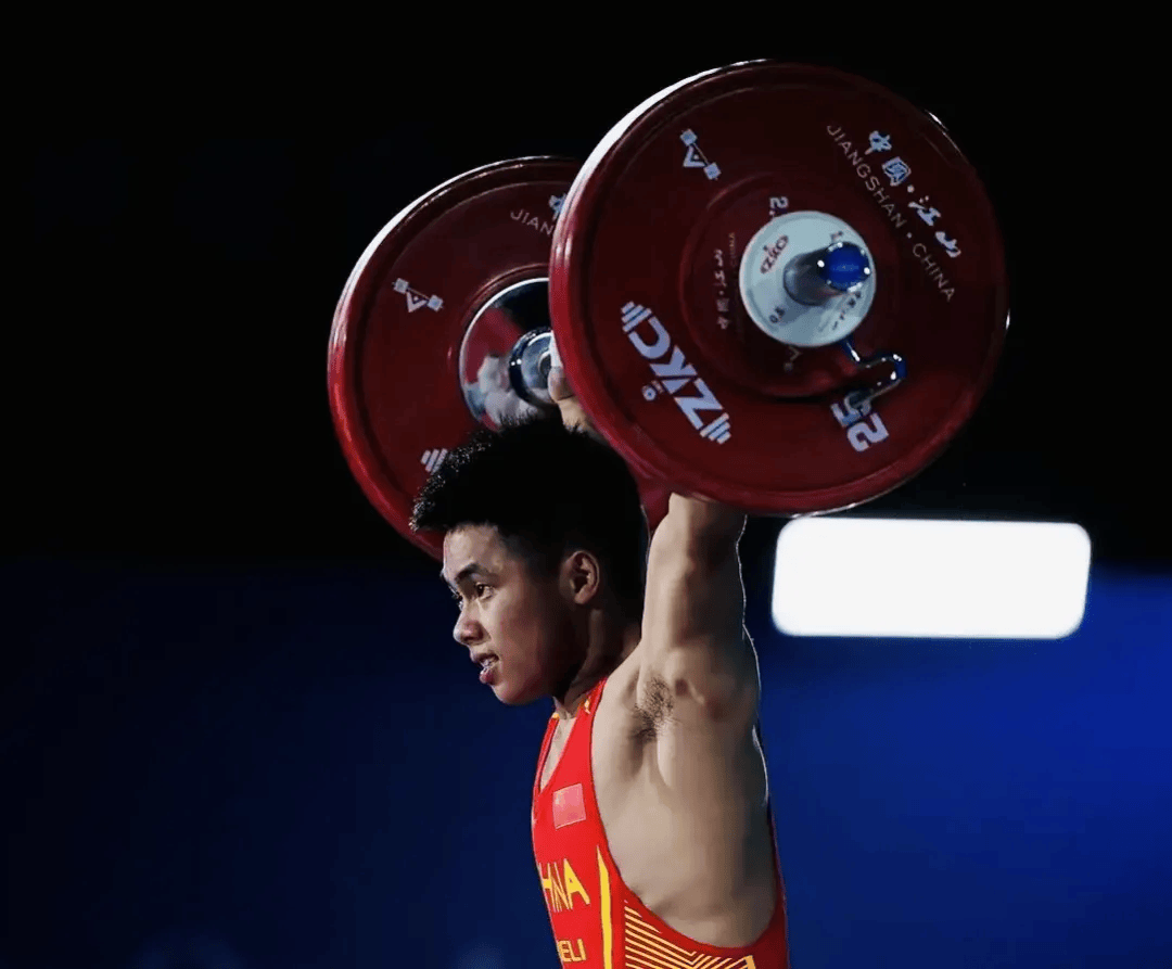 武术比赛选手身手敏捷技艺高超夺魁