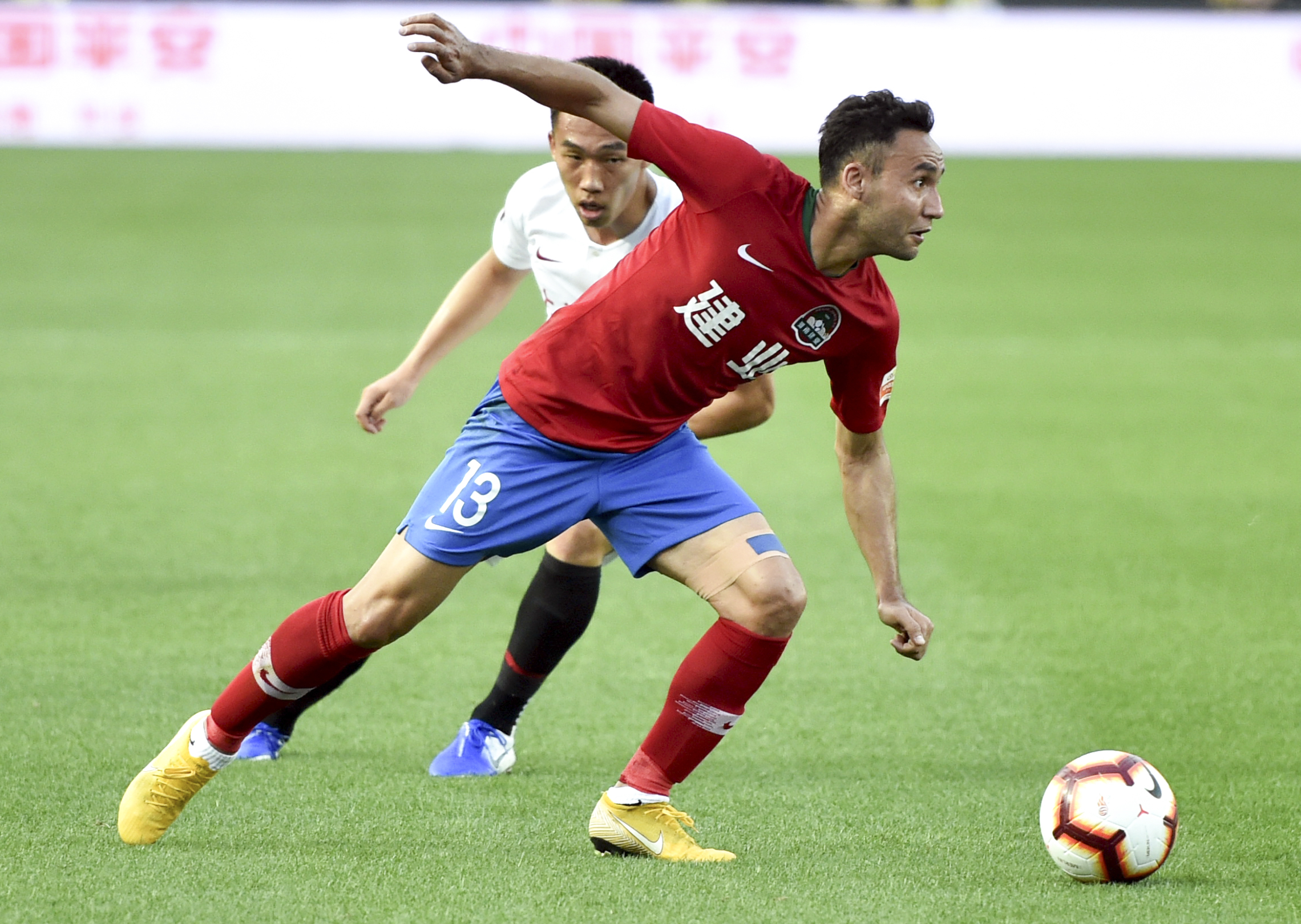 建业战平上港：河南建业队与上海上港队踢平，成绩持平