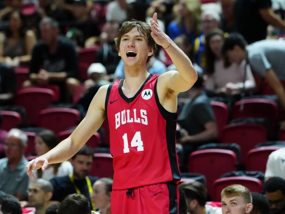 立陶宛篮球明星浮出水面，成为球场焦点