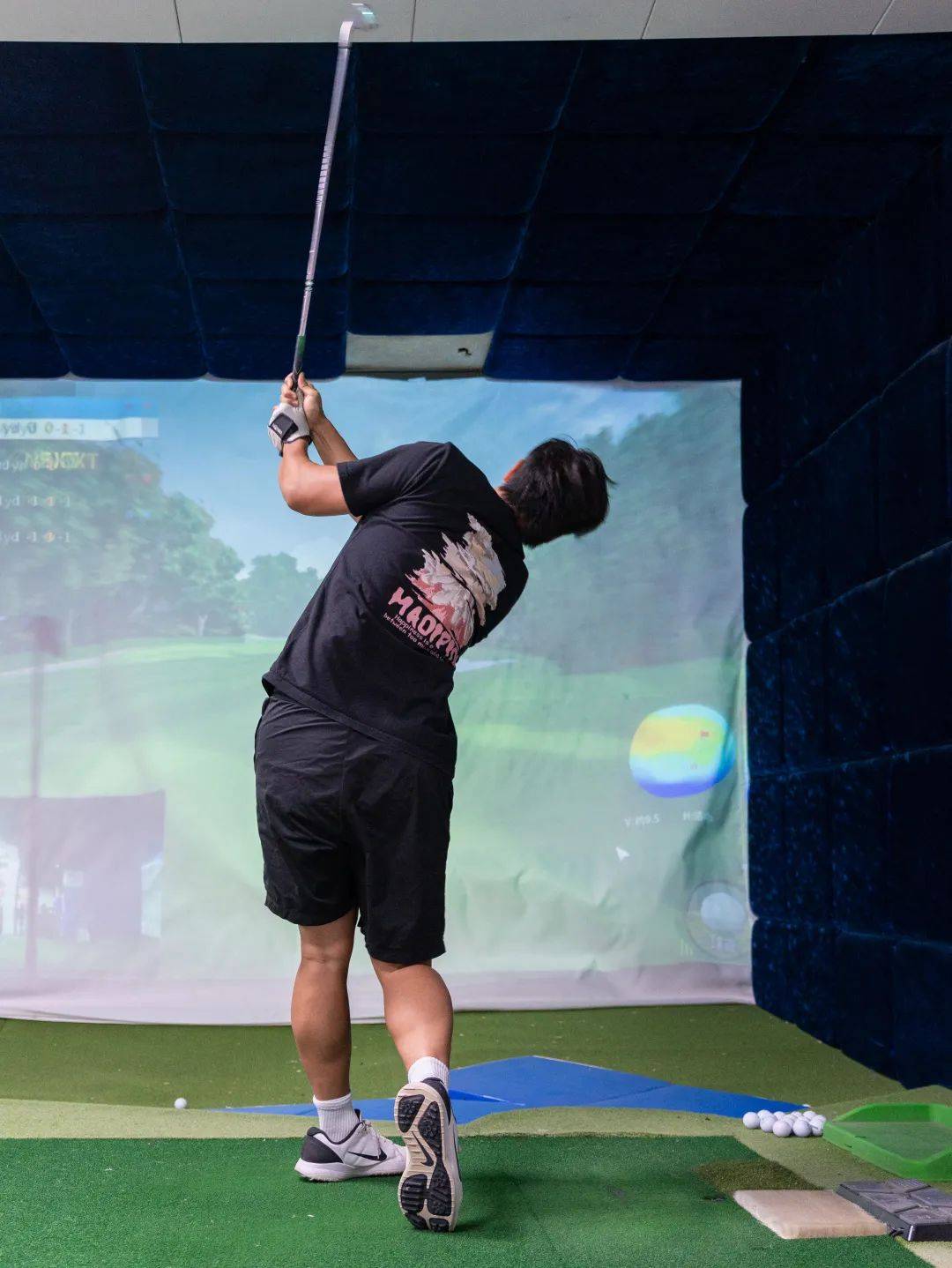 高尔夫球手精湛技艺赢得观众赞誉