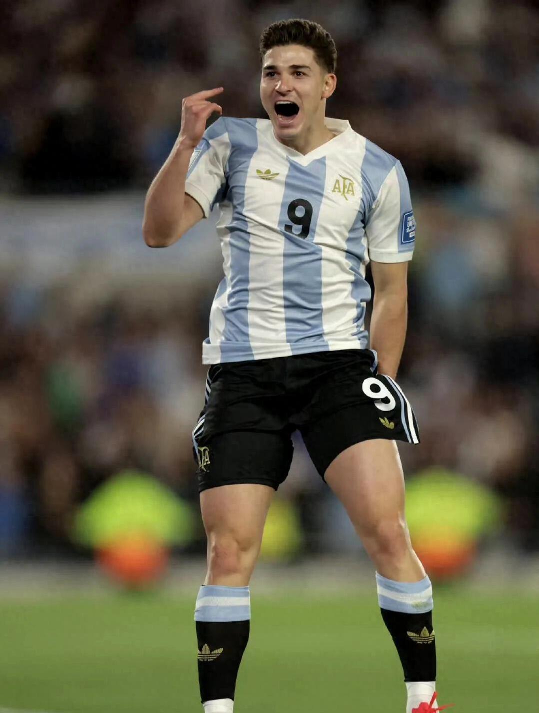 南美足球传奇球星再次展现超凡能力