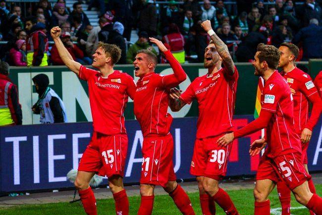 包含汉堡主场击败弗赖堡，重拾升级信心的词条