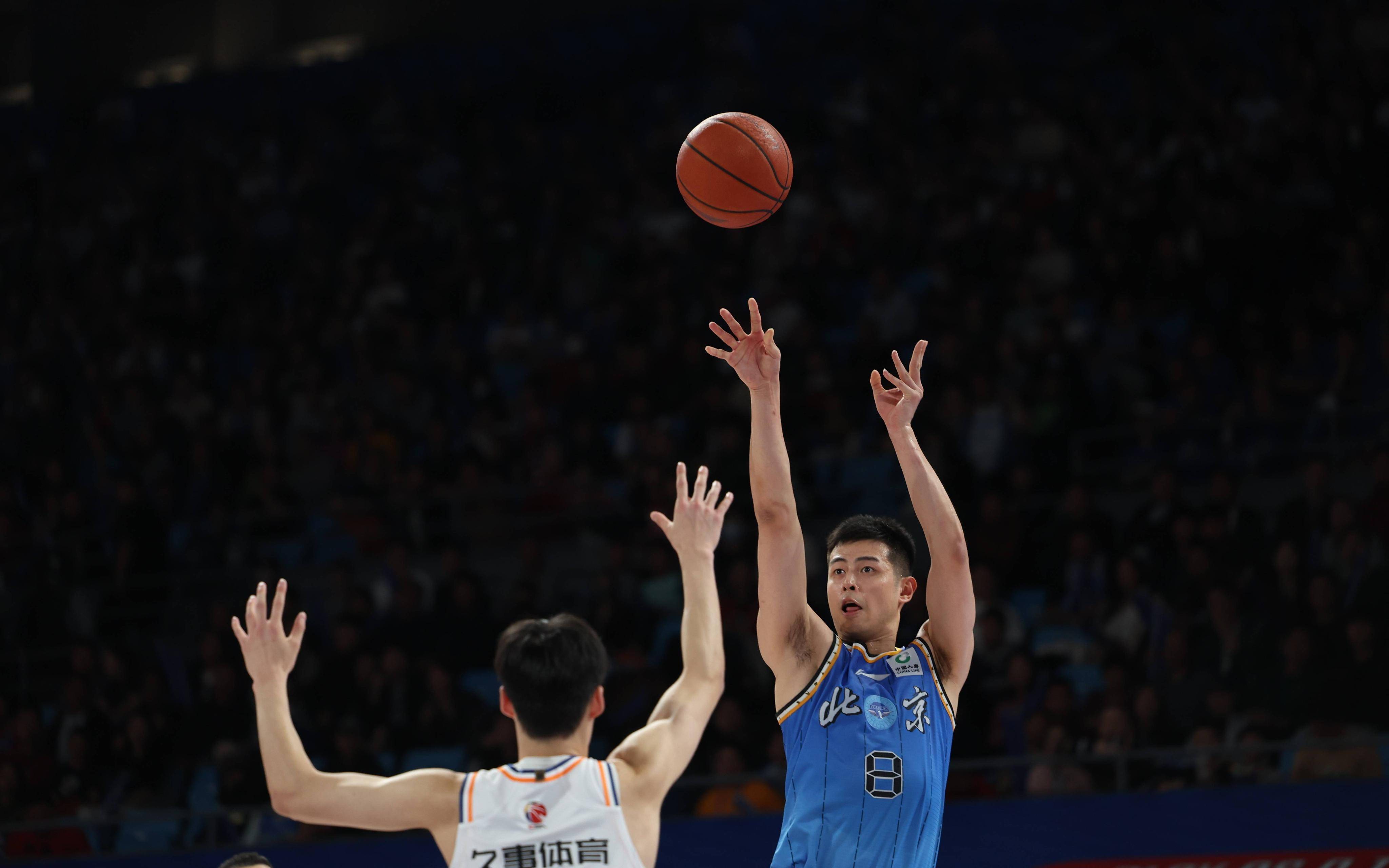 精彩瞬间回顾：CBA比赛场上燃爆全场，球员斗志昂扬