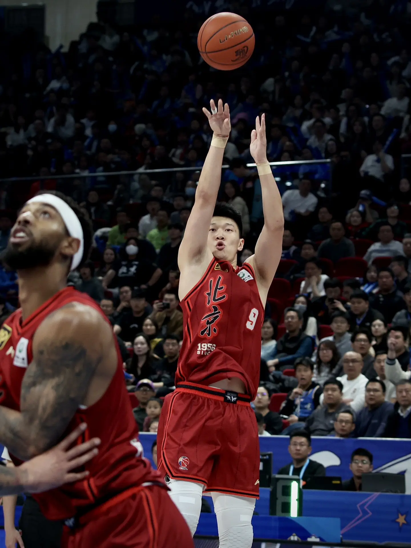 精彩瞬间回顾：CBA比赛场上燃爆全场，球员斗志昂扬