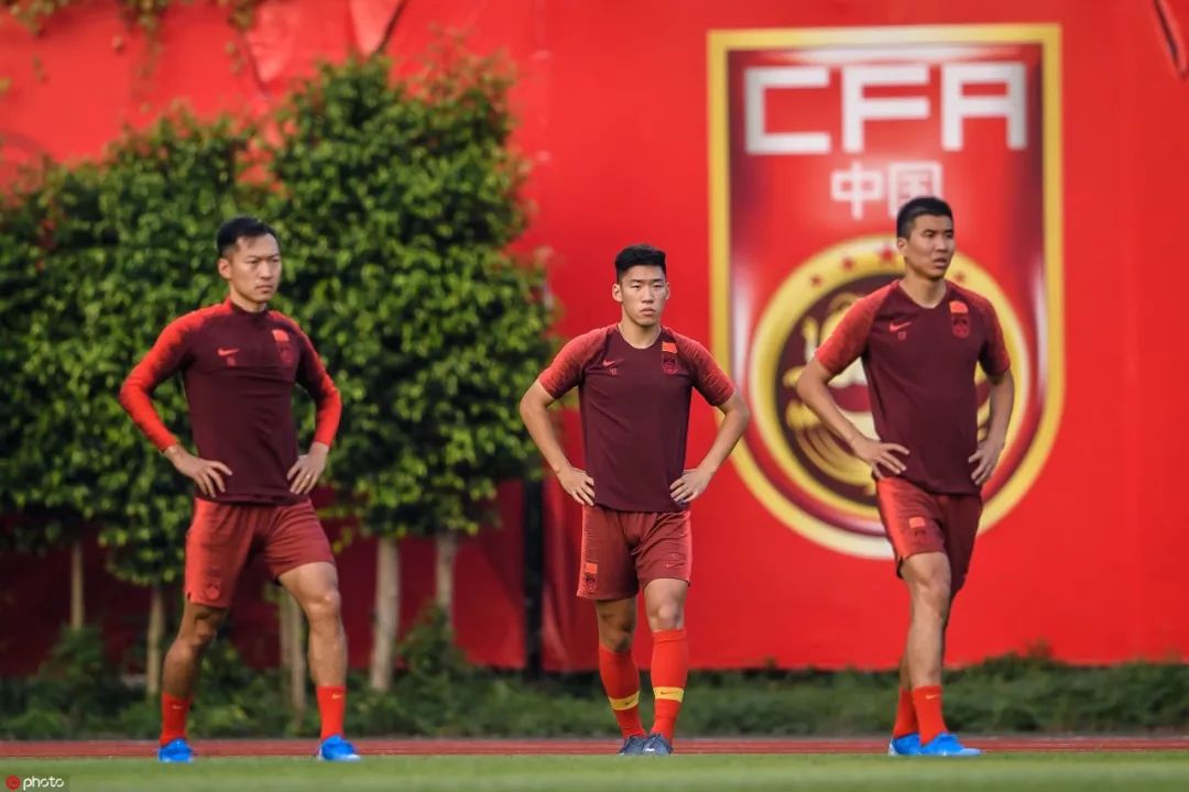 战术传授:主教练悉心指导队员备战 战术传授:主教练悉心指导队员备战