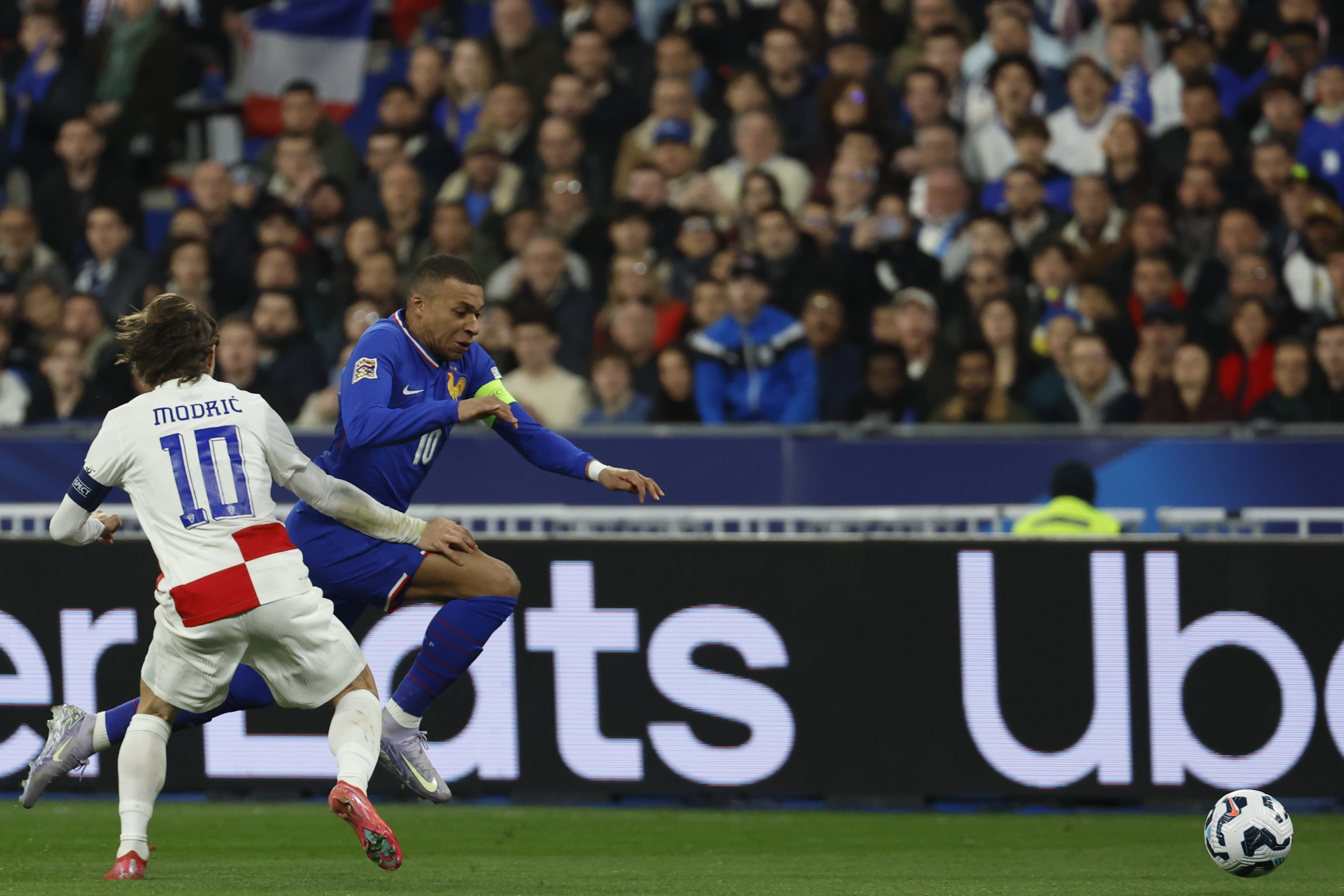 冰岛大胜北马其顿，晋级欧国联半决赛