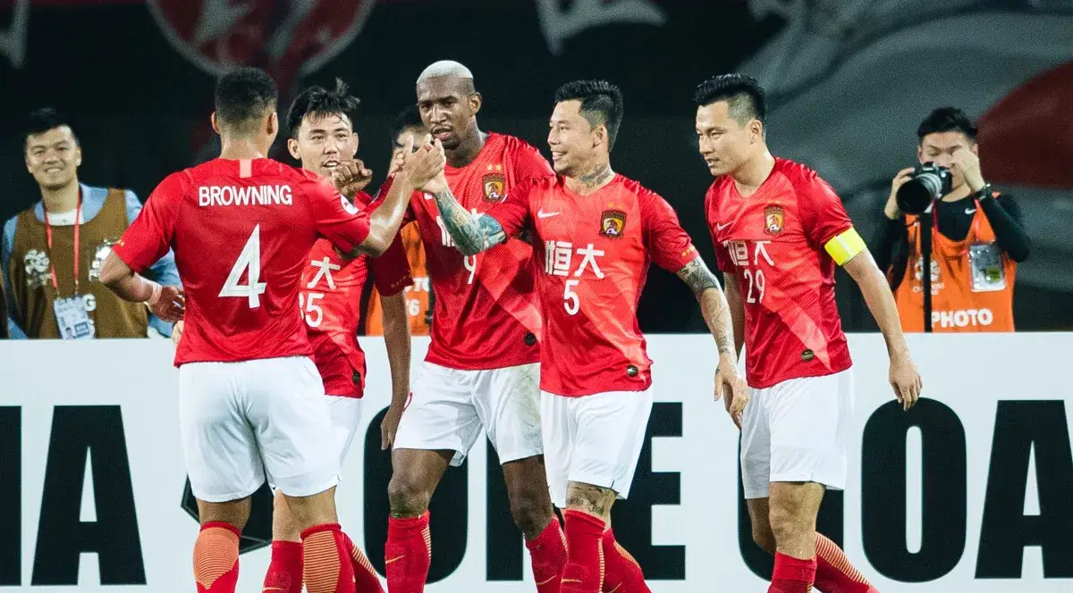 关于广州队在最新比赛中大胜对手，继续领跑的信息