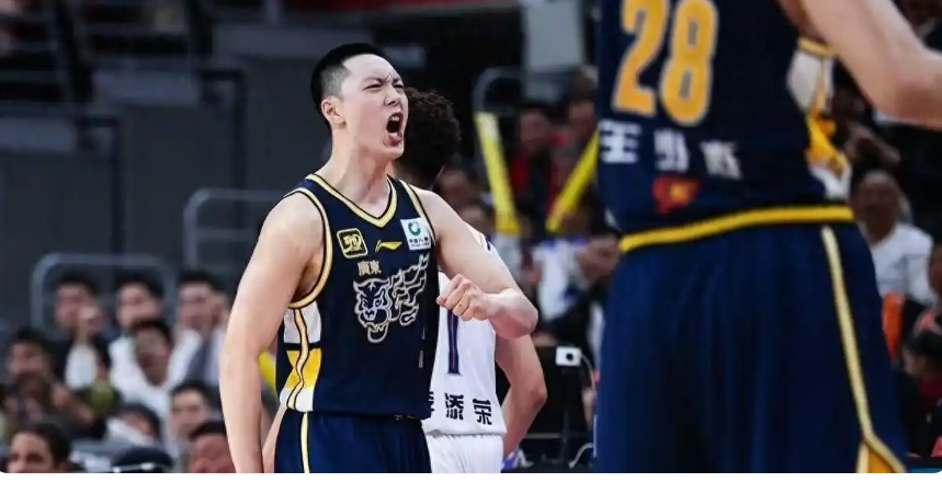 男篮赛场惊现绝杀,引发热议 男篮赛场惊现绝杀,引发热议