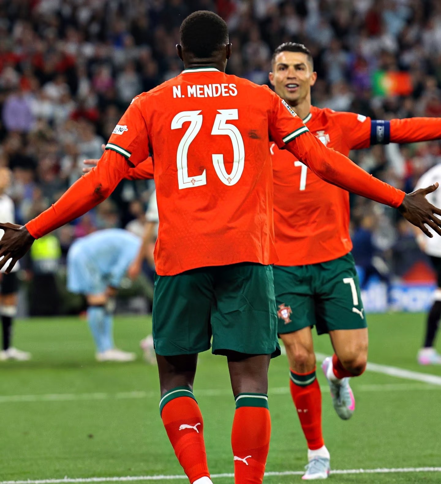 包含波斯语荣耀登场：欧国联战绩夺目的词条