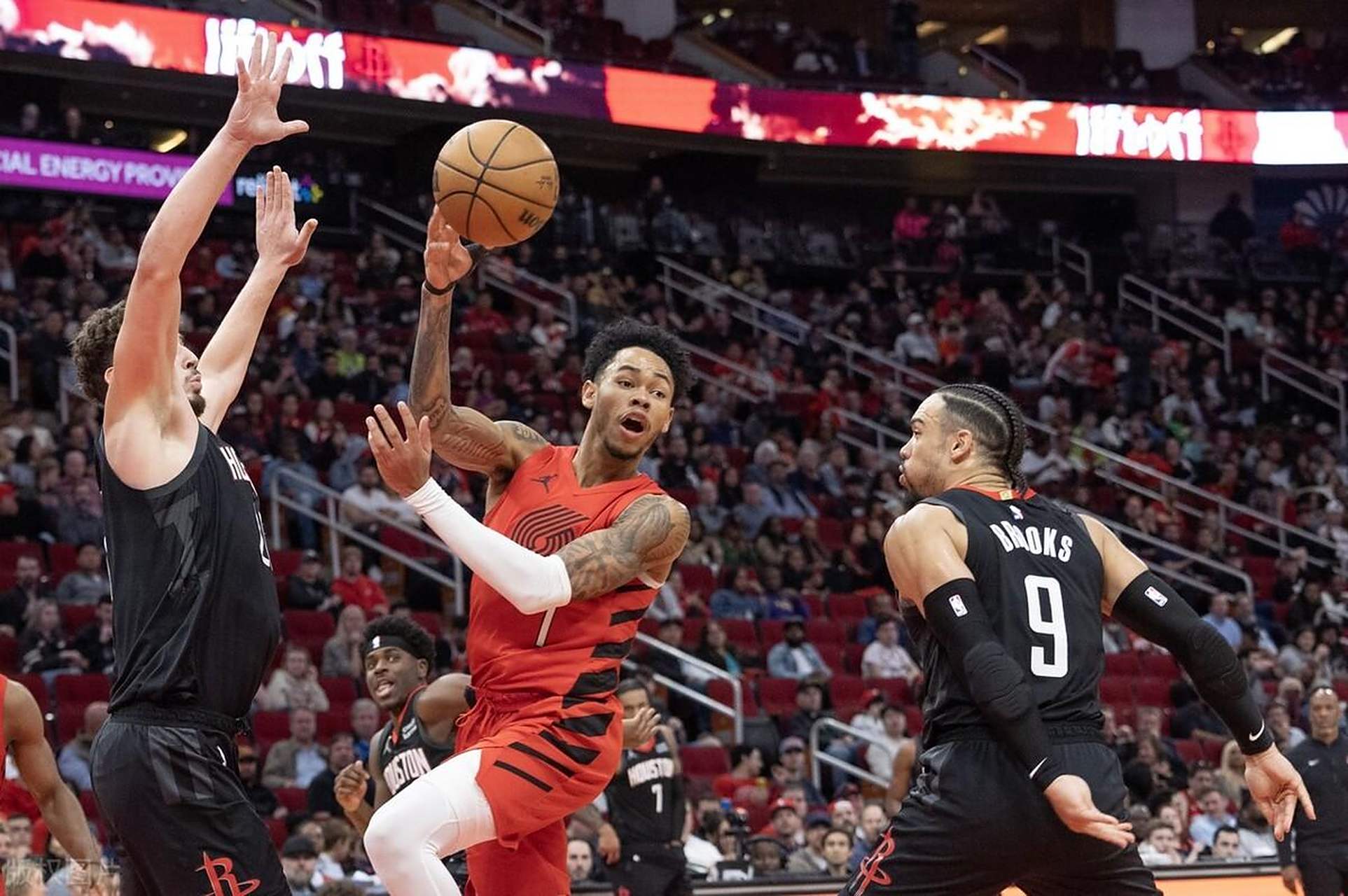 火箭主场击败开拓者