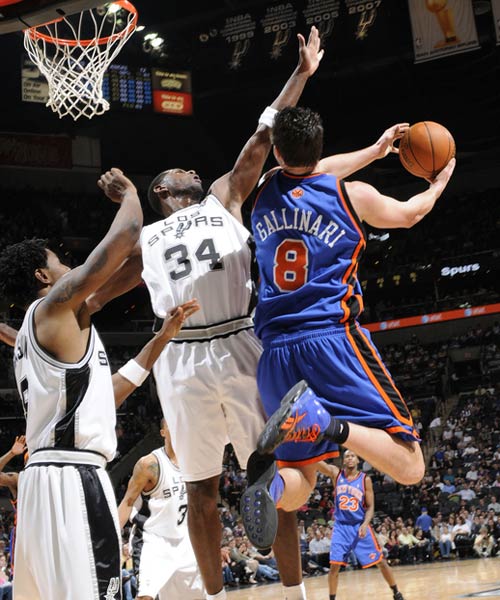 公牛碾压马刺，加里纳利绝境逆转