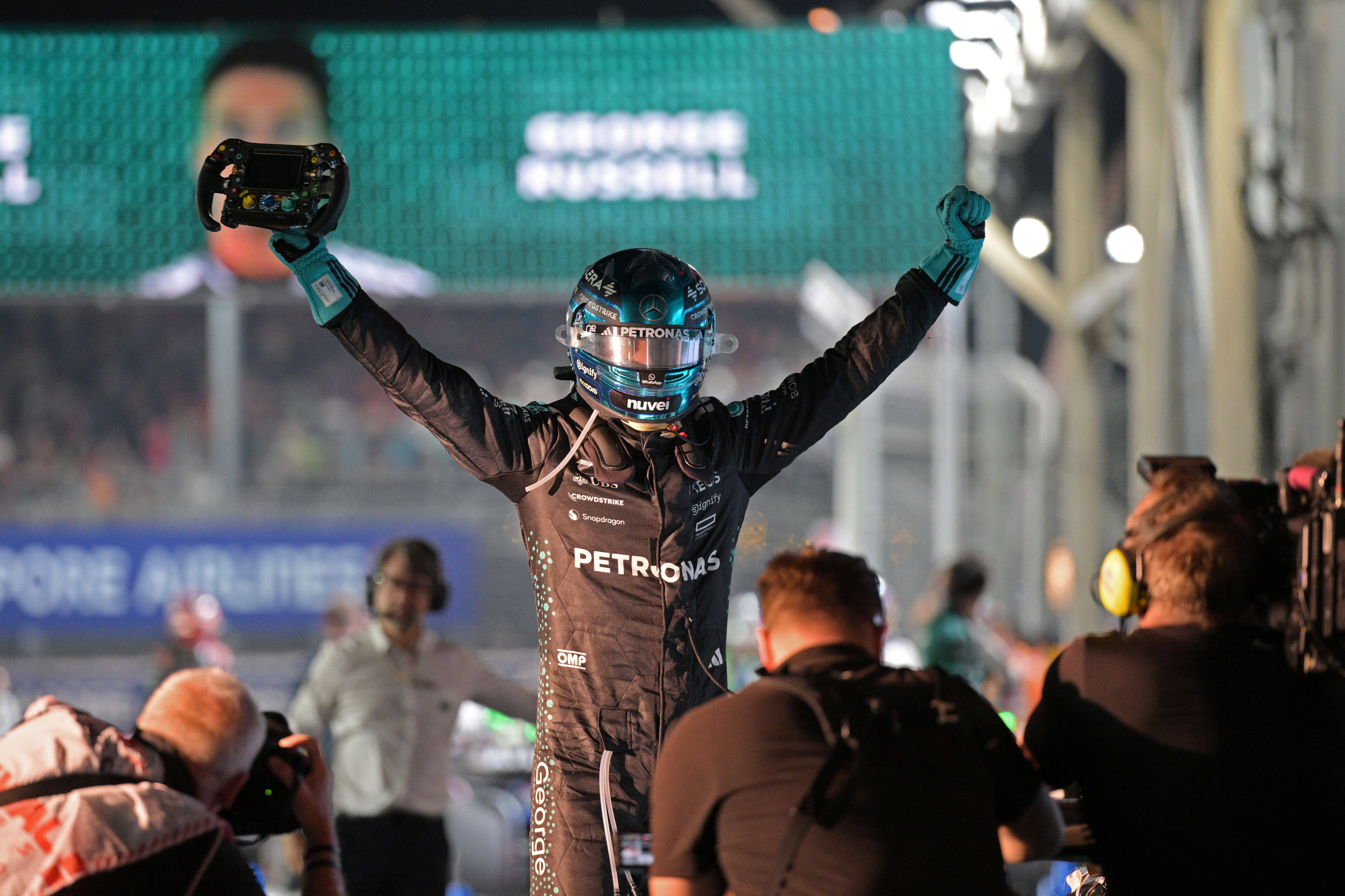 包含雷诺车队逆转法拉利，拉塞尔点燃赛场的词条